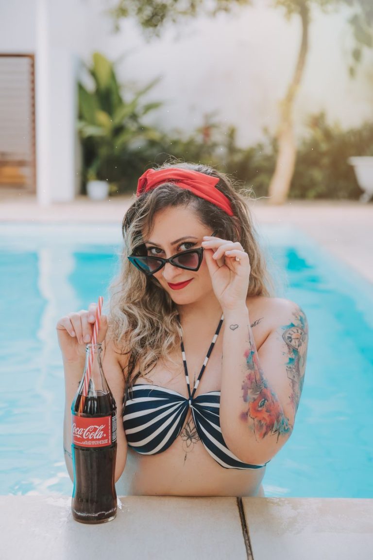 Mulher de biquíni à beira da água