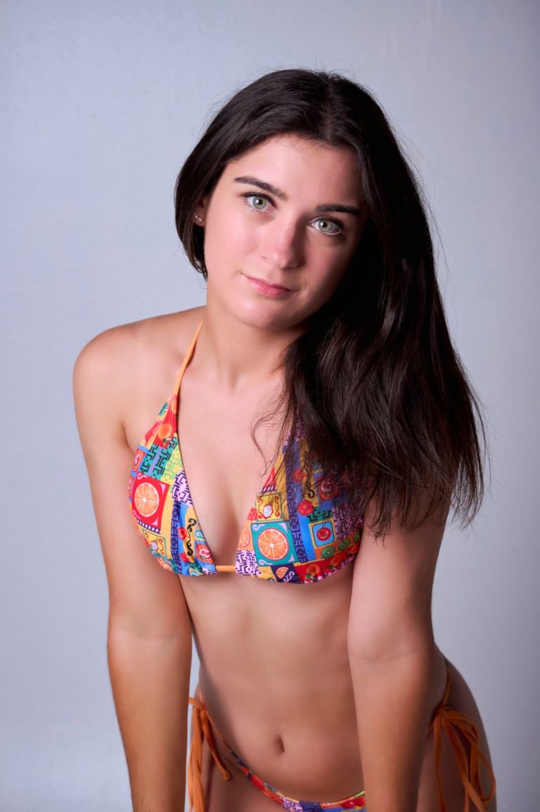 Mulher de biquíni à beira da água