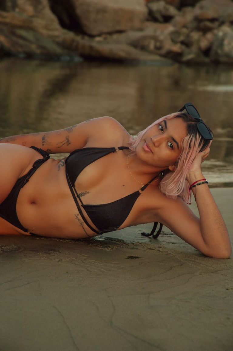 Mulher de biquíni à beira da água
