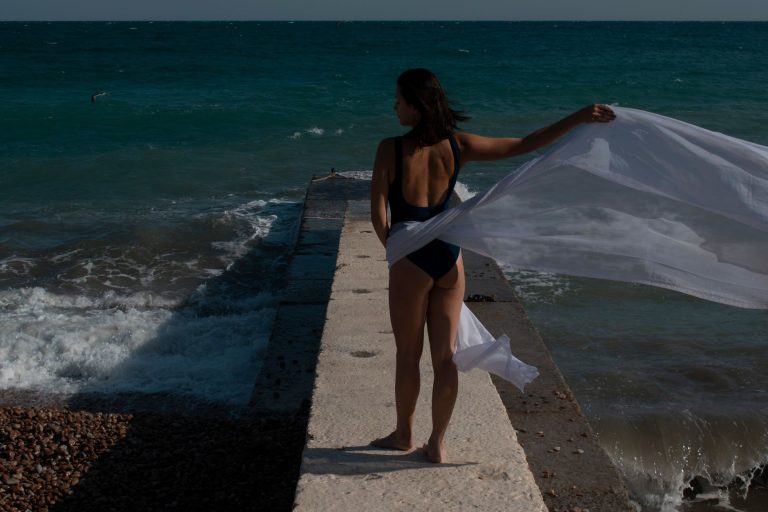 Mulher de biquíni à beira da água
